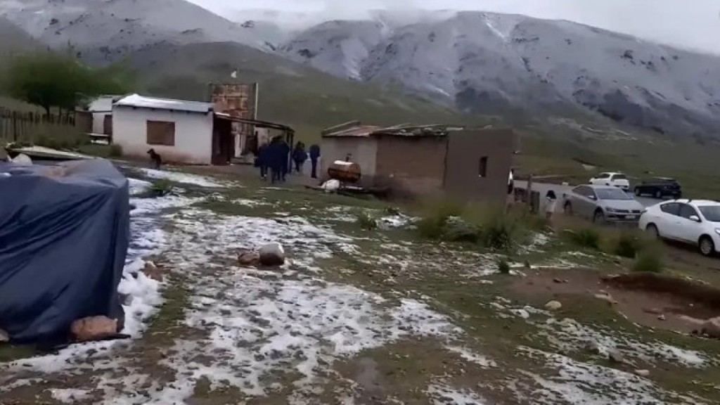 Los Valles Calchaquíes se pintan de blanco con las primeras nevadas del año