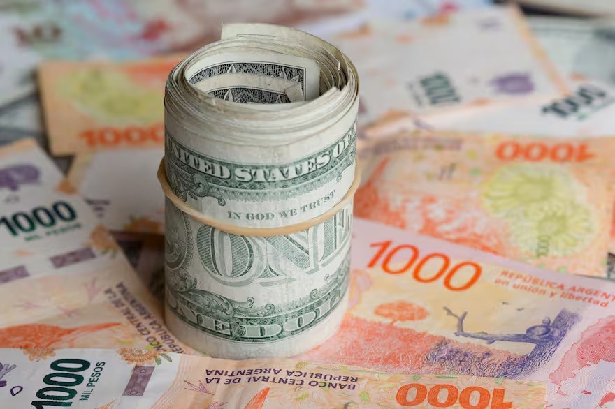 Mercado cambiario: el dólar blue cedió ante suba del oficial