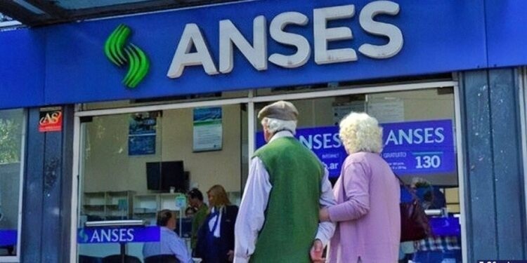 Las jubilaciones suben 2,8%, pero el bono se mantiene en $70.000