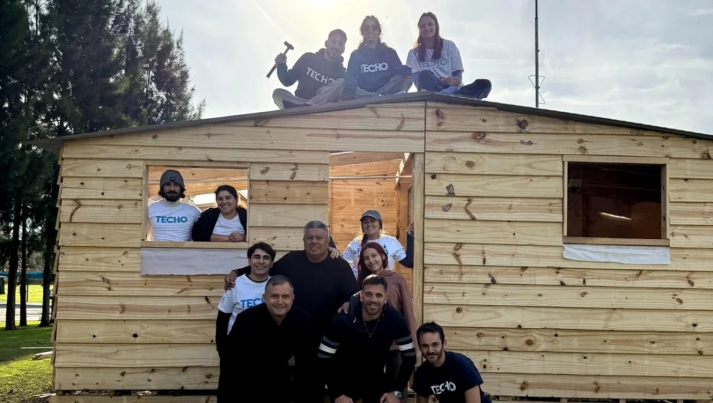 Chiqui Tapia presentó las casas donadas para Bahía Blanca y generó polémica