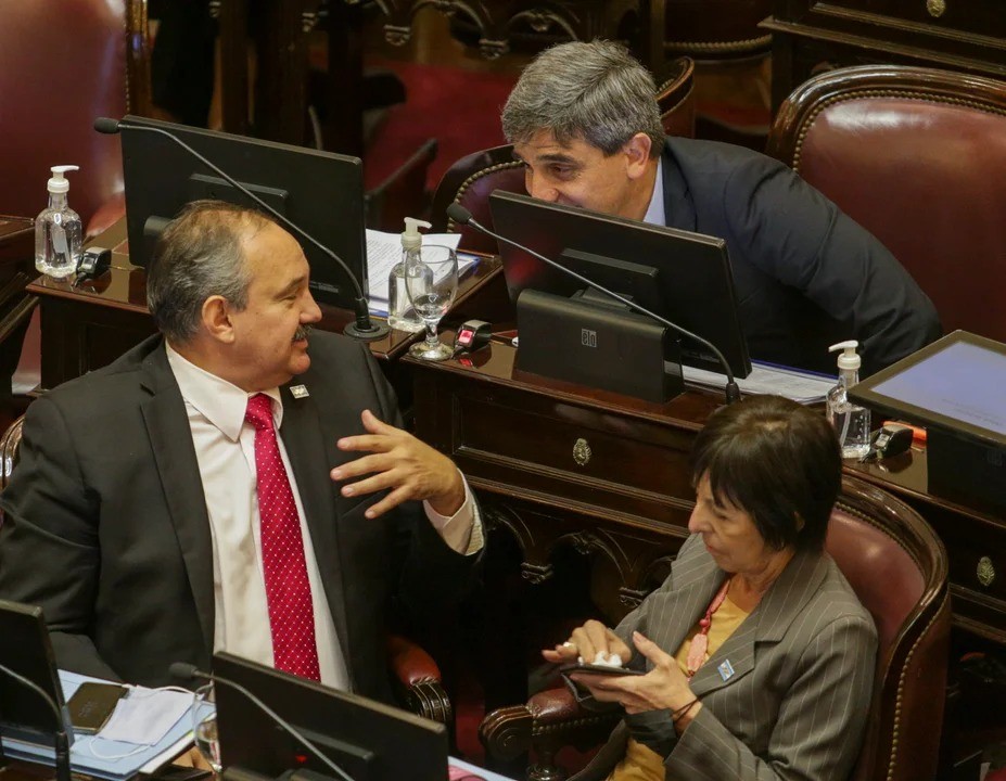 La oposición propone redestinar impuesto a combustibles para rutas