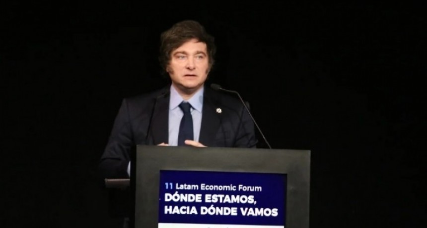 Milei asegura que los impuestos seguirán pagándose en pesos, pero avanza hacia una 