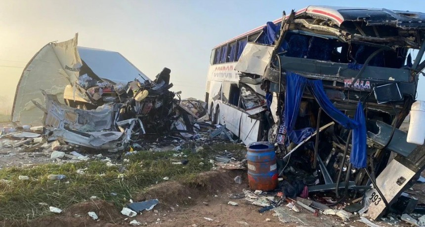 Cuatro muertos y 16 heridos en un choque entre un micro y un camión en la Ruta 3