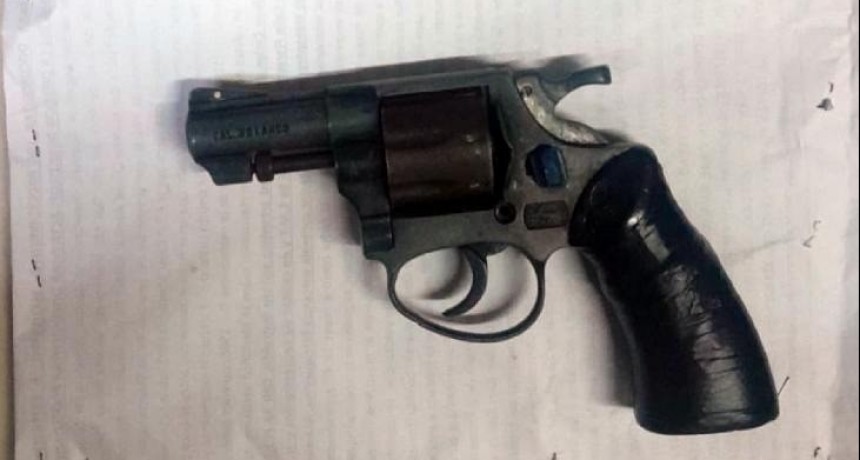 Secuestran un arma a menor de 15 años en una escuela