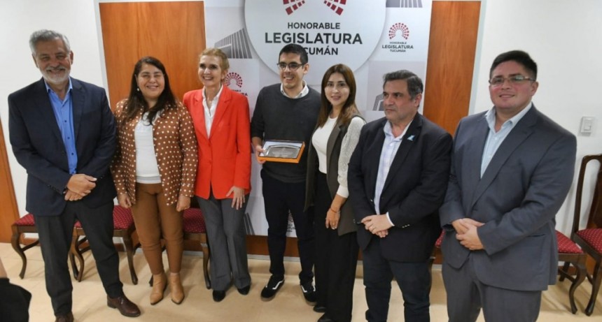 Un tucumano creó una app para alfabetizar niños y fue reconocido por la Legislatura