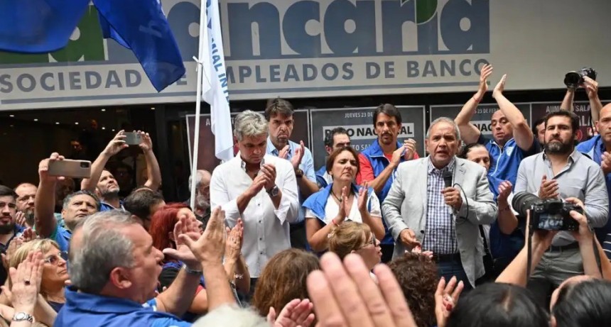 Bancarios logran aumento salarial indexado a la inflación, en contraste con la pauta oficial