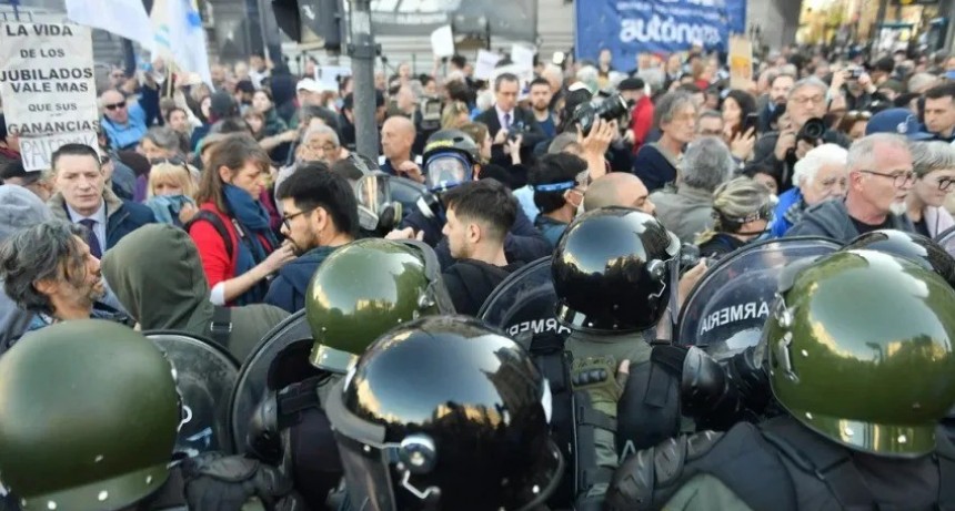 Congreso: nuevos choques entre manifestantes y fuerzas de seguridad en protesta por aumentos para jubilados