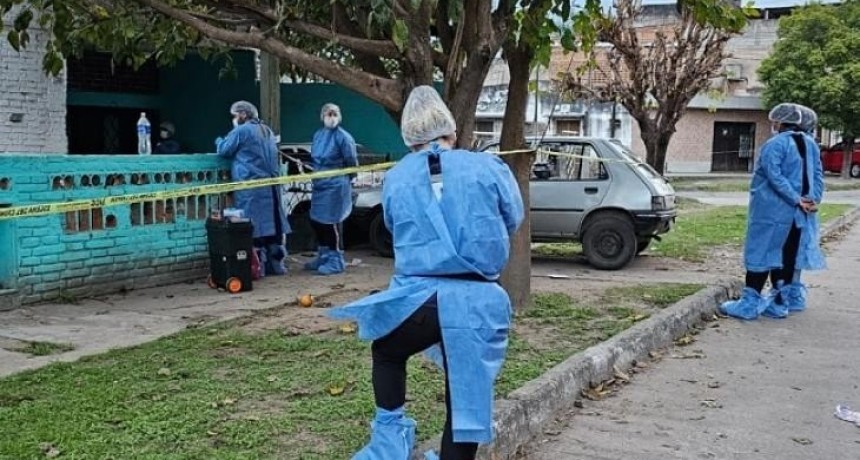 Grave estado de una mujer tras ser baleada por su marido: la atacó frente a sus tres hijos