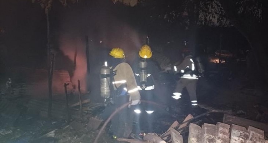 Bomberos controlan dos incendios: evitaron tragedias mayores