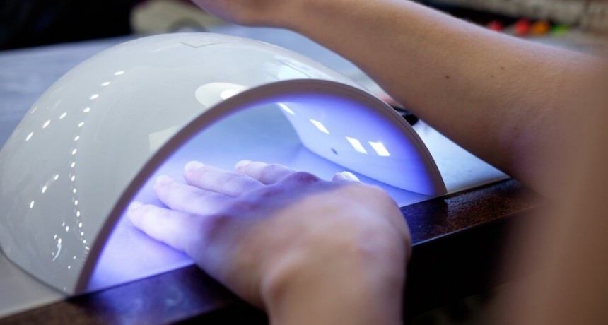 Alerta científica: las lámparas de uñas semipermanentes dañan la piel