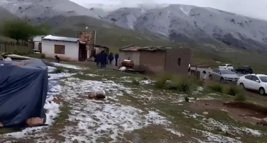 Los Valles Calchaquíes se pintan de blanco con las primeras nevadas del año