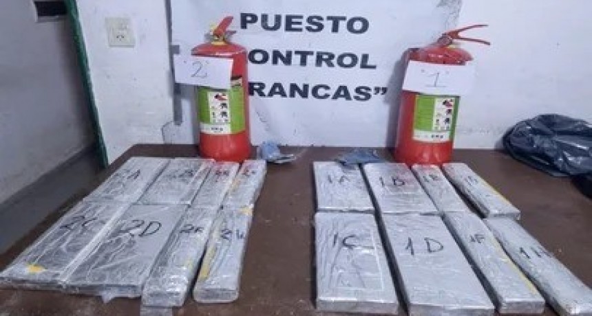 Hallan 12 kilos de cocaína ocultos en matafuegos