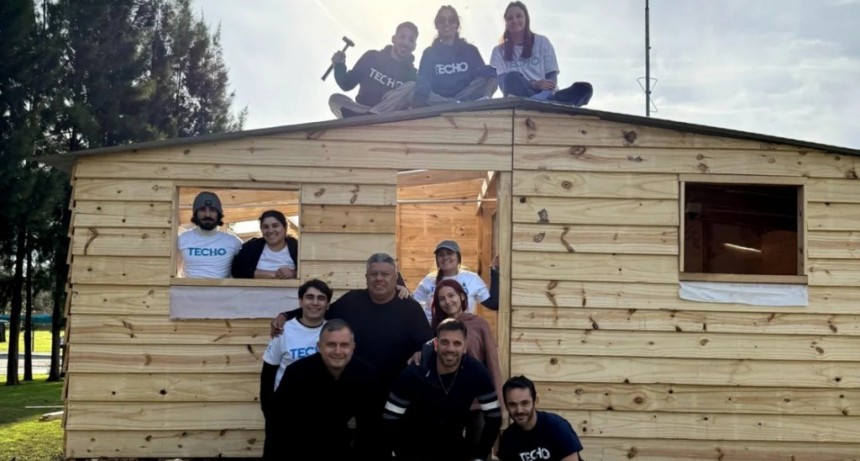 Chiqui Tapia presentó las casas donadas para Bahía Blanca y generó polémica