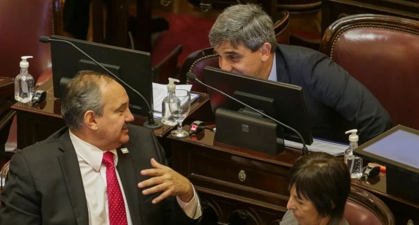 La oposición propone redestinar impuesto a combustibles para rutas