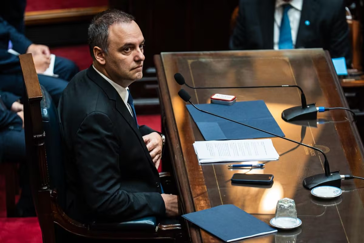 El Gobierno contrat&oacute; 14 encuestadoras por casi $230 millones bajo la &oacute;rbita de Adorni