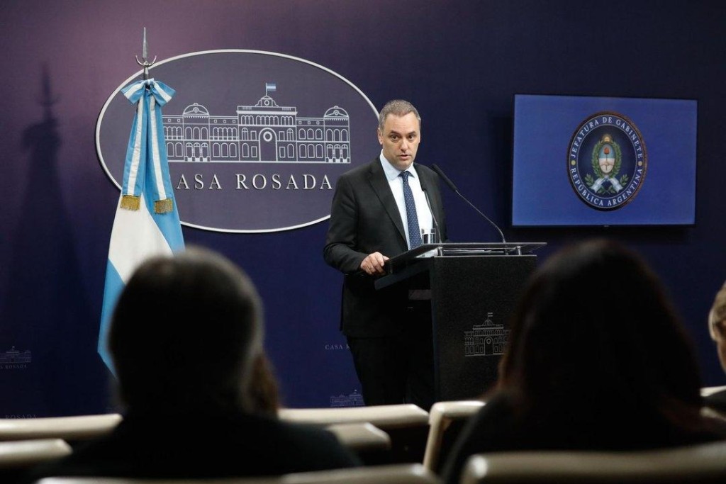 Manuel Adorni retom&oacute; las conferencias de prensa con un tono moderado y evit&oacute; la confrontaci&oacute;n con los periodistas