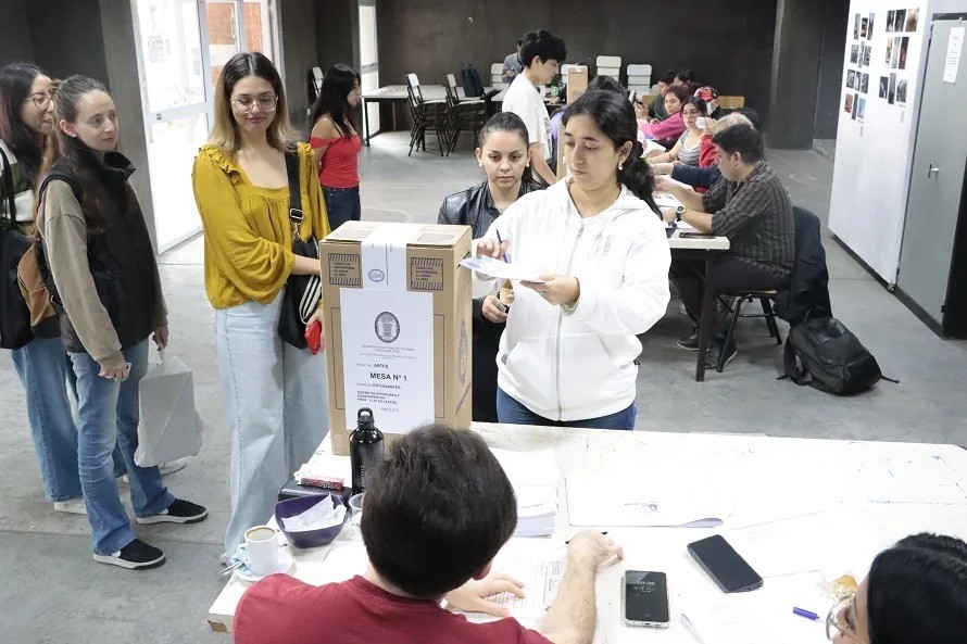 Elecciones en la UNT: docentes y nodocentes votaron con alto respaldo y hoy se suman los estudiantes