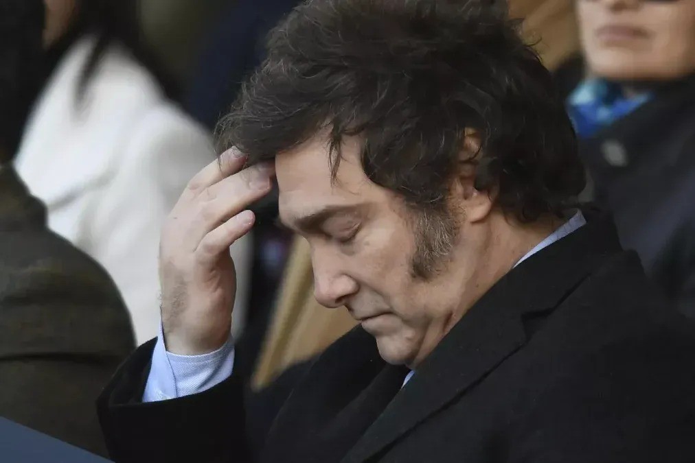 Financial Times advierte que Milei llega &ldquo;golpeado por esc&aacute;ndalos y desaceleraci&oacute;n econ&oacute;mica&rdquo;