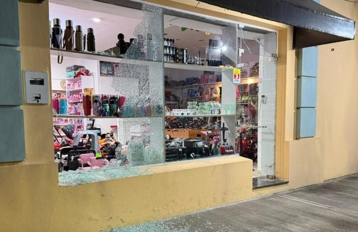 Violenta entradera en Concepci&oacute;n: rompieron una vidriera con un pedazo de cord&oacute;n y la polic&iacute;a recuper&oacute; varios elementos
