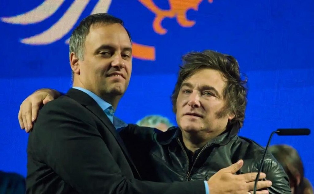 Milei volvi&oacute; a ratificar a Manuel Adorni como jefe de Gabinete y cruz&oacute; a los periodistas por las versiones de un recambio