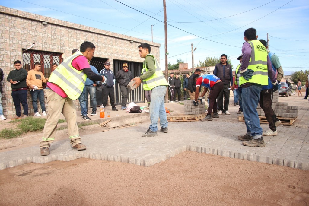 Banda del R&iacute;o Sal&iacute; avanza con pavimento articulado en el barrio F&aacute;tima y proyecta tres calles m&aacute;s