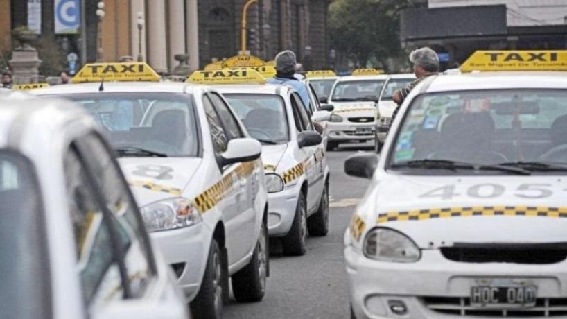 Protesta de taxistas en San Miguel de Tucum&aacute;n: estacionar&aacute;n en puntos clave del centro para pedir una tarifa actualizada