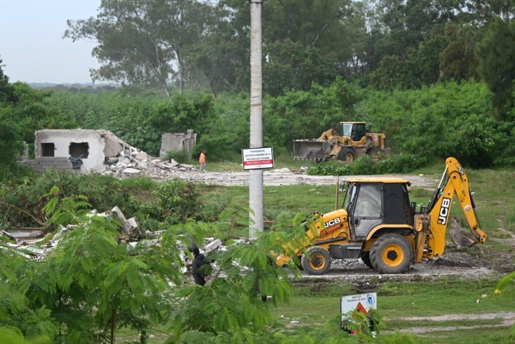El Gobierno de Tucum&aacute;n recuper&oacute; un espacio p&uacute;blico al demoler construcciones ilegales en la ribera del R&iacute;o Sal&iacute;