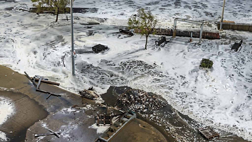 Temporal en la Costa Atl&aacute;ntica: olas de 7 metros, rutas cortadas y alerta vigente hasta el mediod&iacute;a del s&aacute;bado