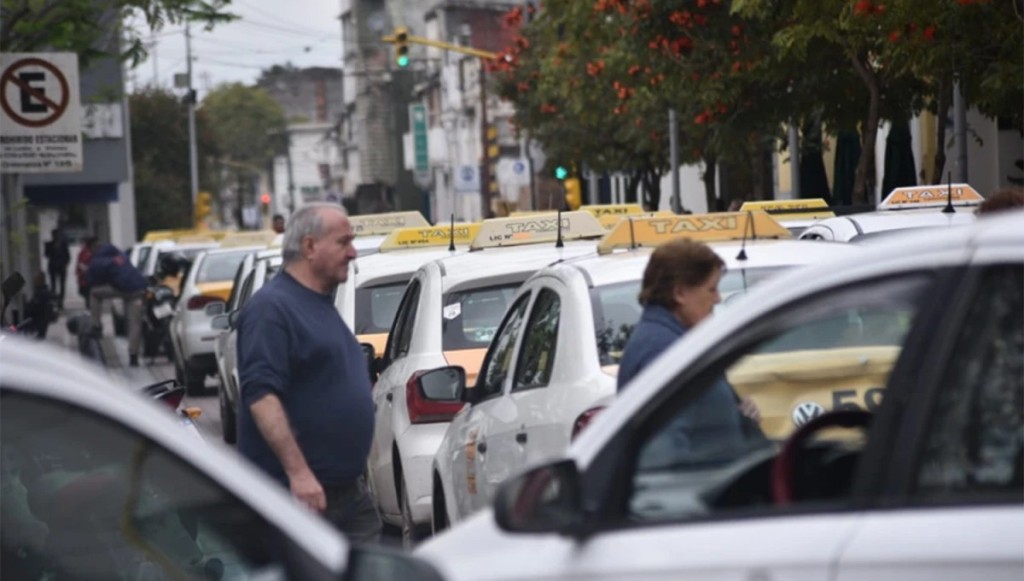 Taxistas de Tucum&aacute;n llevan a la Legislatura un proyecto de ley para regular las apps de transporte con tarifas topeadas