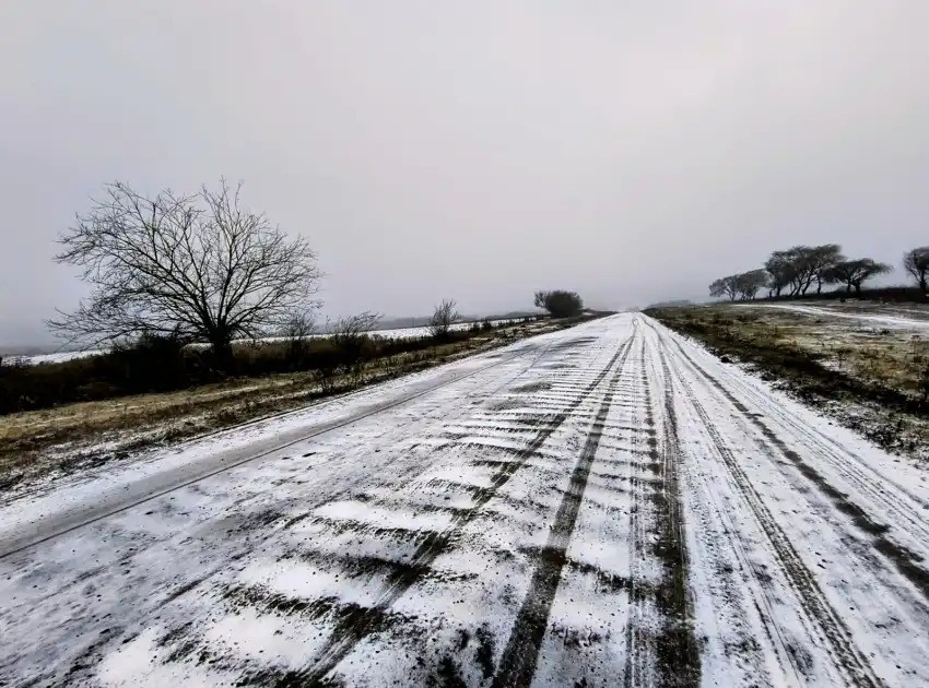 Cay&oacute; nieve en Taf&iacute; del Valle: el refuerzo de aire polar cumple el pron&oacute;stico y deja postales invernales en Tucum&aacute;n