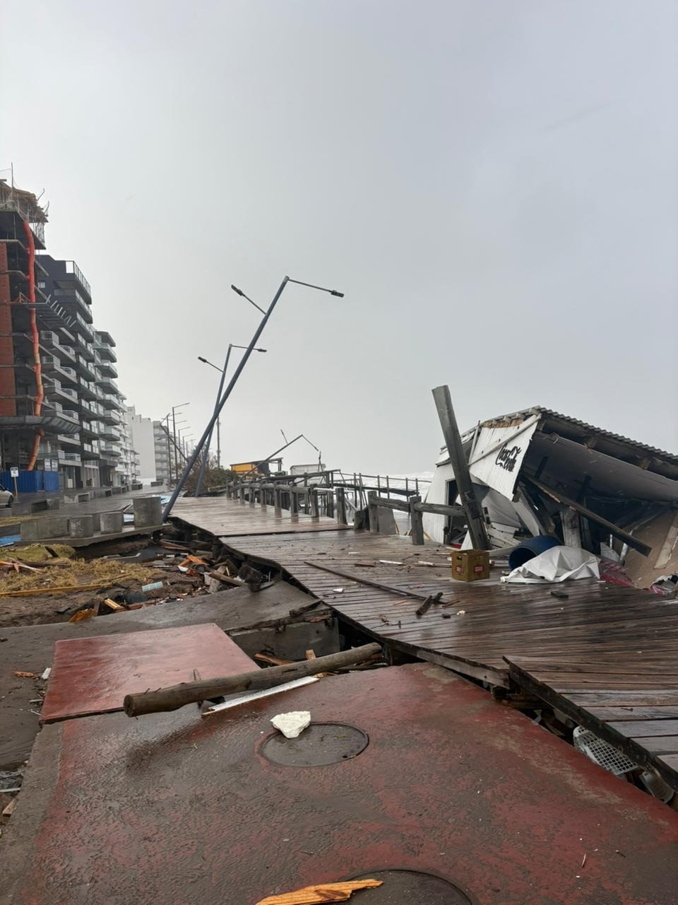 Monte Hermoso contabiliza p&eacute;rdidas millonarias: el temporal extratropical arras&oacute; con m&aacute;s de dos kil&oacute;metros de rambla y deja costos de reconstrucci&oacute;n inciertos