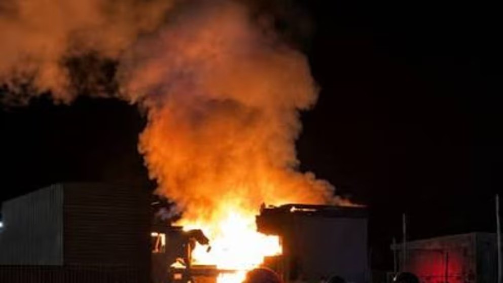 Tres muertos, entre ellos un beb&eacute; de dos meses, tras explosi&oacute;n y voraz incendio en un complejo de departamentos en Perito Moreno