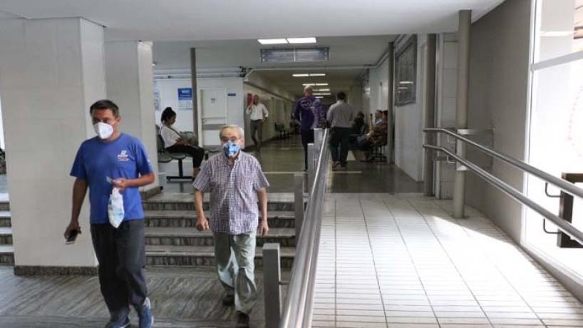 Barbijo obligatorio en hospitales, ventilaci&oacute;n en escuelas y vacunaci&oacute;n los s&aacute;bados: las recomendaciones del ministro de Salud de Tucum&aacute;n