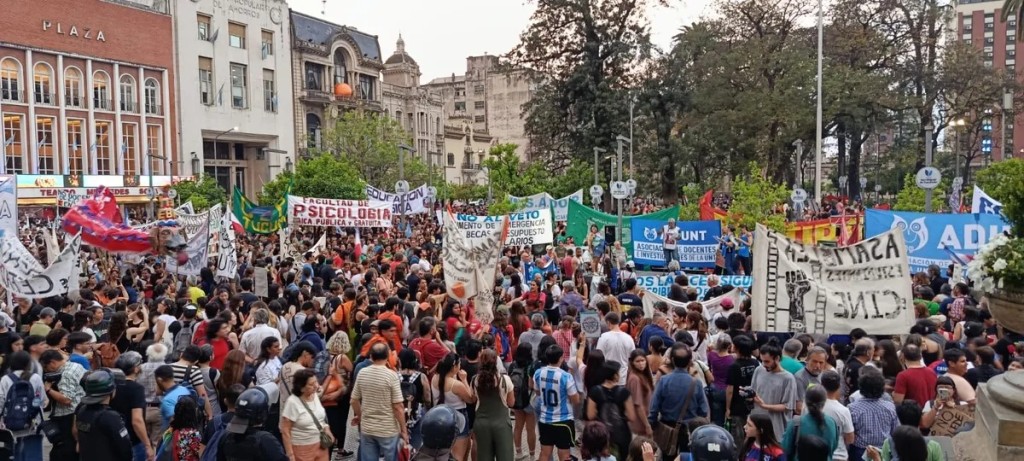 Docentes universitarios de Tucum&aacute;n paran y marchan por salarios y presupuesto para la universidad p&uacute;blica