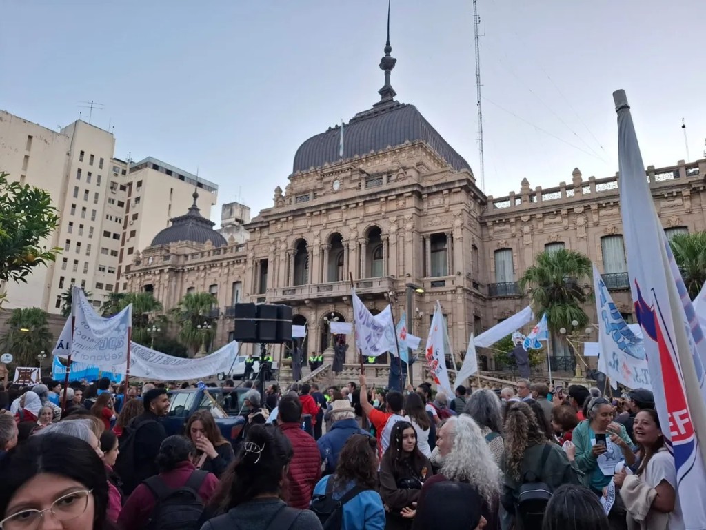 Multitudinaria marcha universitaria en Tucum&aacute;n por el incumplimiento de la Ley de Financiamiento y los fallos judiciales