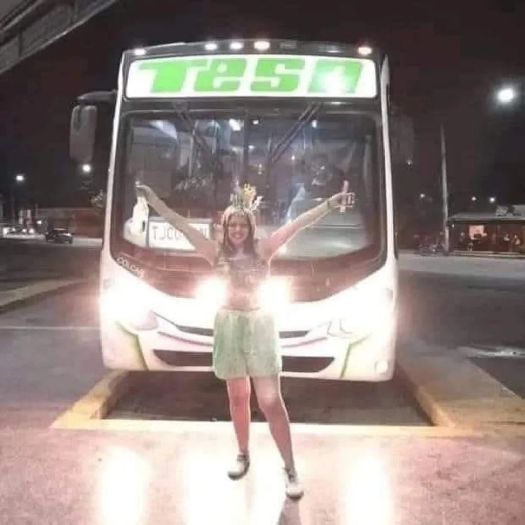 La emotiva foto de una egresada tucumana con el colectivo que la acompa&ntilde;&oacute; durante toda la carrera