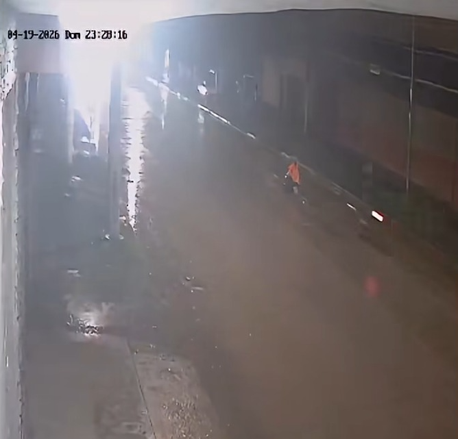 Avenida Francisco de Aguirre: Un motociclista cay&oacute; por una p&eacute;rdida de agua que lleva d&iacute;as sin reparar y vecinos denuncian al menos ocho accidentes similares