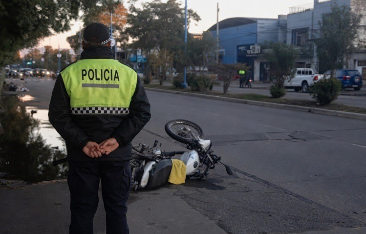 Tragedia en avenida Gobernador del Campo: un motociclista muri&oacute; tras ser embestido por una Amarok