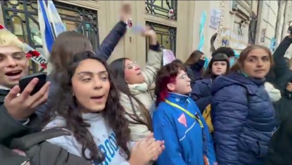 Sentada en la Escuela Normal: reclaman mantenimiento, gabinete psicopedag&oacute;gico y freno a un cambio curricular