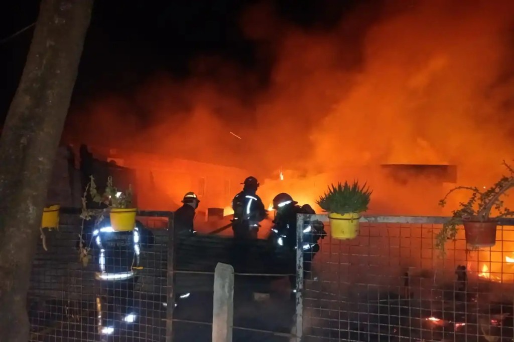 Tragedia en Los Nogales: un hombre de 22 a&ntilde;os muri&oacute; carbonizado y dos chicas de 17 fueron hospitalizadas por un incendio