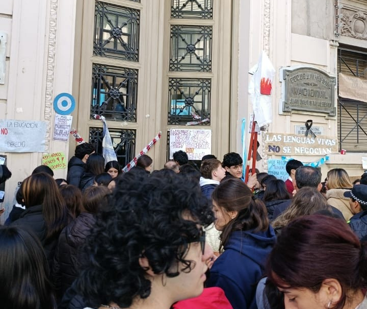 Estudiantes de la Escuela Normal de Tucum&aacute;n levantaron la protesta tras un acuerdo con el Ministerio de Educaci&oacute;n