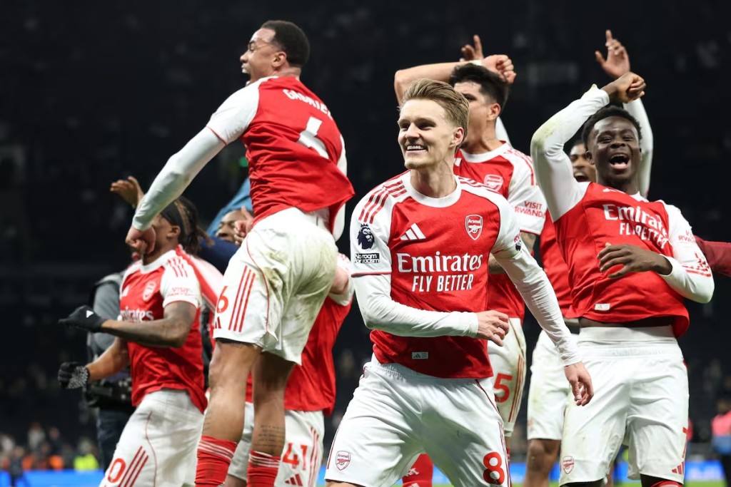 El Arsenal cort&oacute; una sequ&iacute;a de 22 a&ntilde;os y se consagr&oacute; campe&oacute;n de la Premier League tras el empate del Manchester City