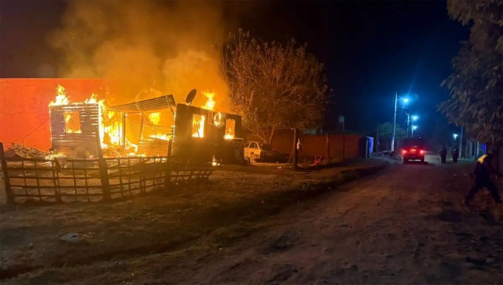 Tragedia en Lastenia: un incendio en una vivienda de madera mat&oacute; a un nene de 5 a&ntilde;os y dej&oacute; a su hermano de un a&ntilde;o rescatado