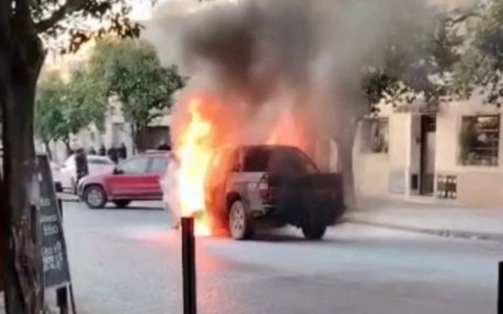 Choque y fuego en Barrio Sur: una camioneta qued&oacute; reducida a cenizas en Las Heras y Lavalle