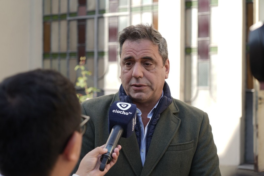Catal&aacute;n cruz&oacute; al peronismo tras un incidente con una jubilada militante de La Libertad Avanza