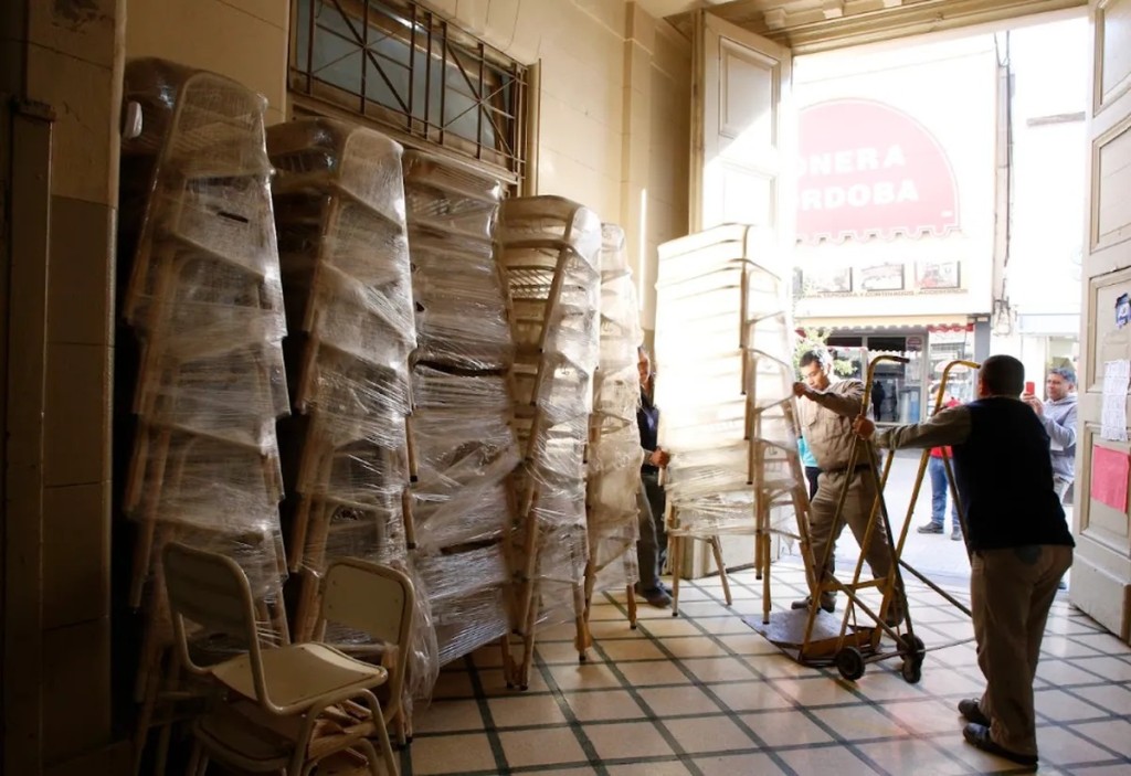 Tras la reuni&oacute;n con la ministra Montaldo, la Escuela Normal recibi&oacute; 50 sillas y 50 pupitres y planea reparar sus techos