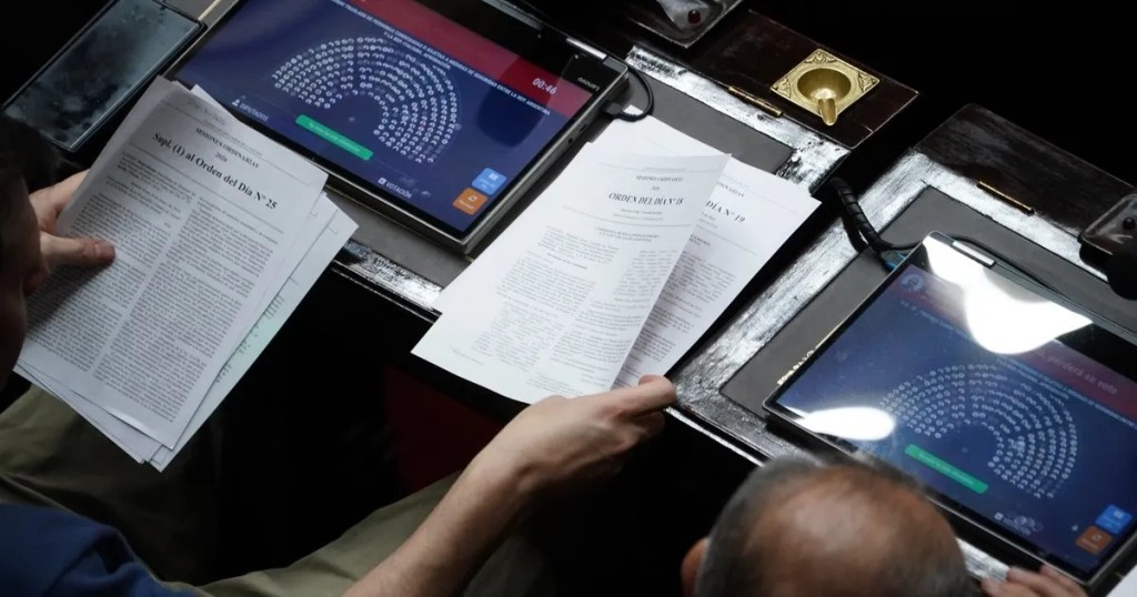 La &ldquo;ley hojarasca&rdquo; obtuvo media sanci&oacute;n: el Gobierno eliminar&aacute; casi 70 leyes obsoletas, entre ellas el carnet de mochilero y el registro de palomas mensajeras