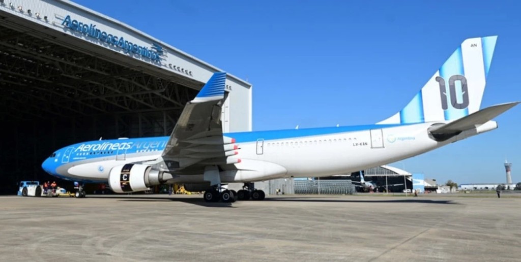Aerol&iacute;neas Argentinas present&oacute; un Airbus con dise&ntilde;o de la Selecci&oacute;n y cancel&oacute; vuelos desde Tucum&aacute;n, C&oacute;rdoba y Rosario a Miami por el alto costo del combustible