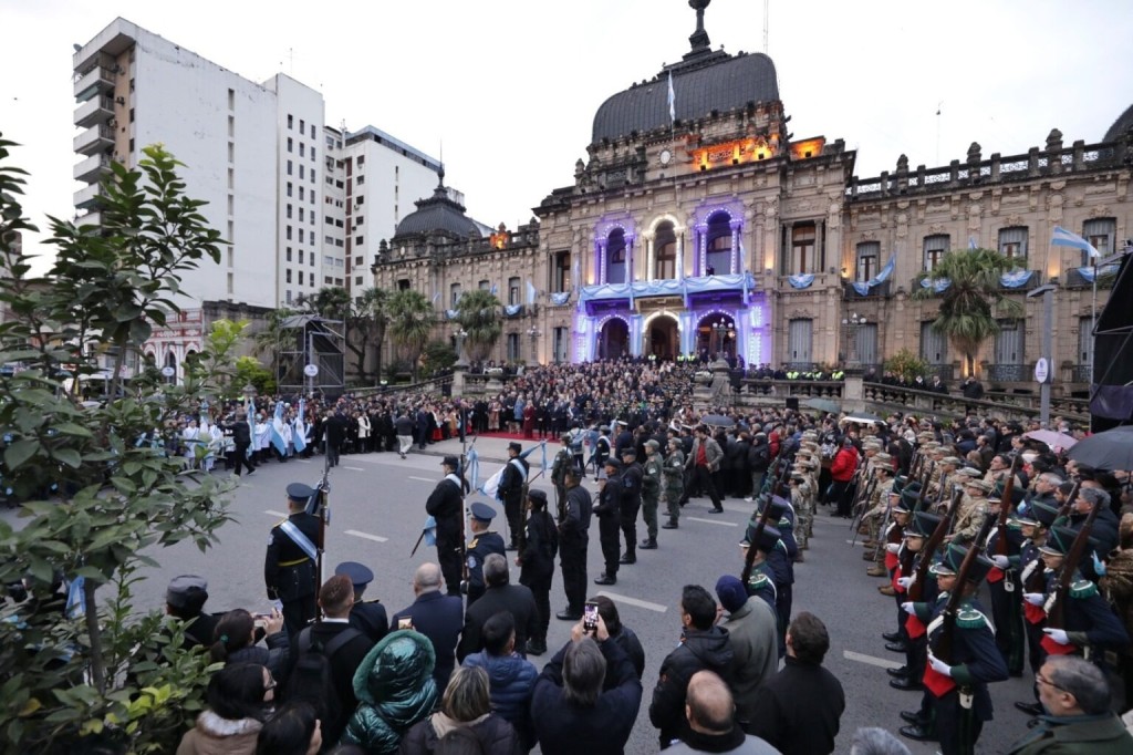 Osvaldo Jaldo encabez&oacute; el acto por el 25 de Mayo en plaza Independencia con un llamado a la unidad