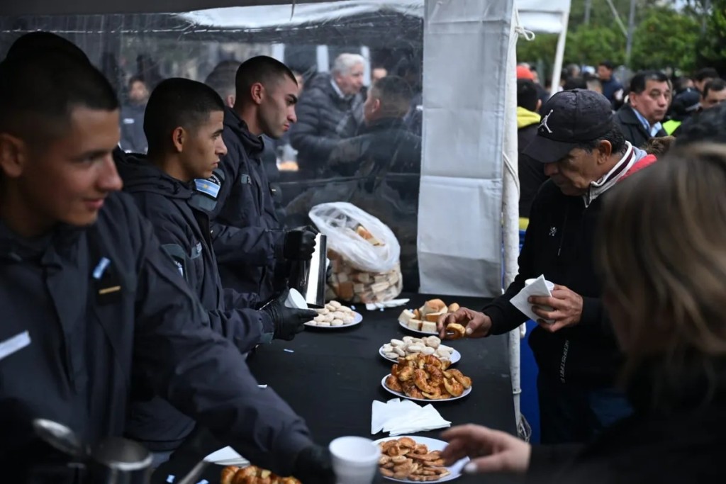 Chocolate patrio en Plaza Independencia: funcionarios y vecinos celebraron los 216 a&ntilde;os de la Revoluci&oacute;n de Mayo